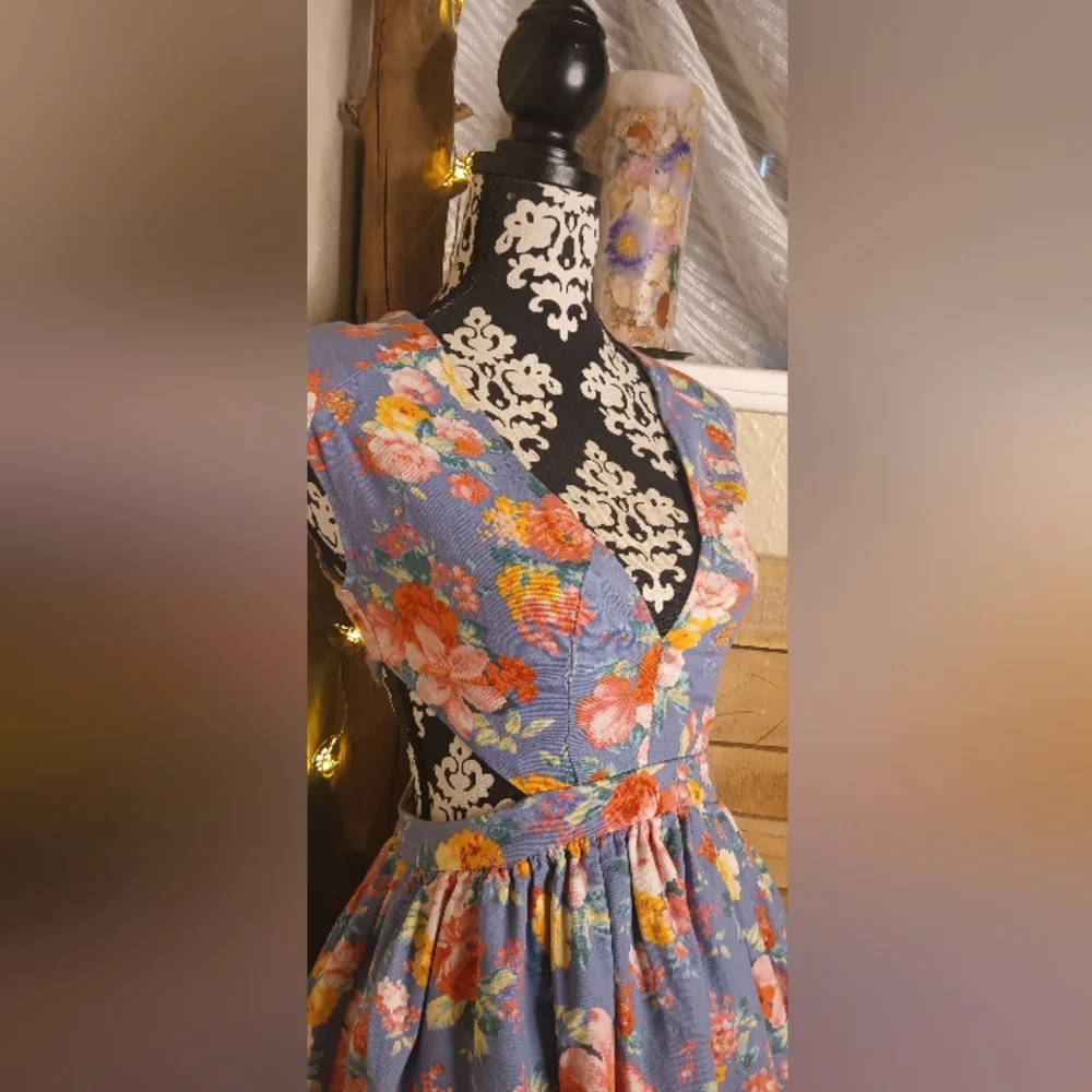 Ariana Grande "Love Culture" Floral Dress - Picture 4 of 6
